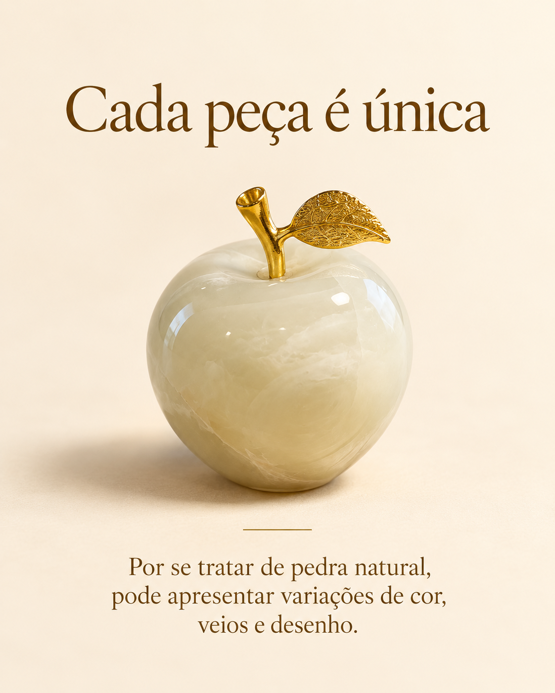 Maçã Decorativa Clara em Ônix Paquistanês Pedra Natural com Detalhe Dourado