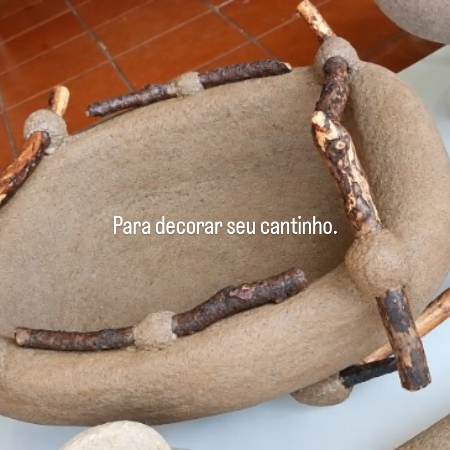 Gamela em papel machê com alças em galho de árvore